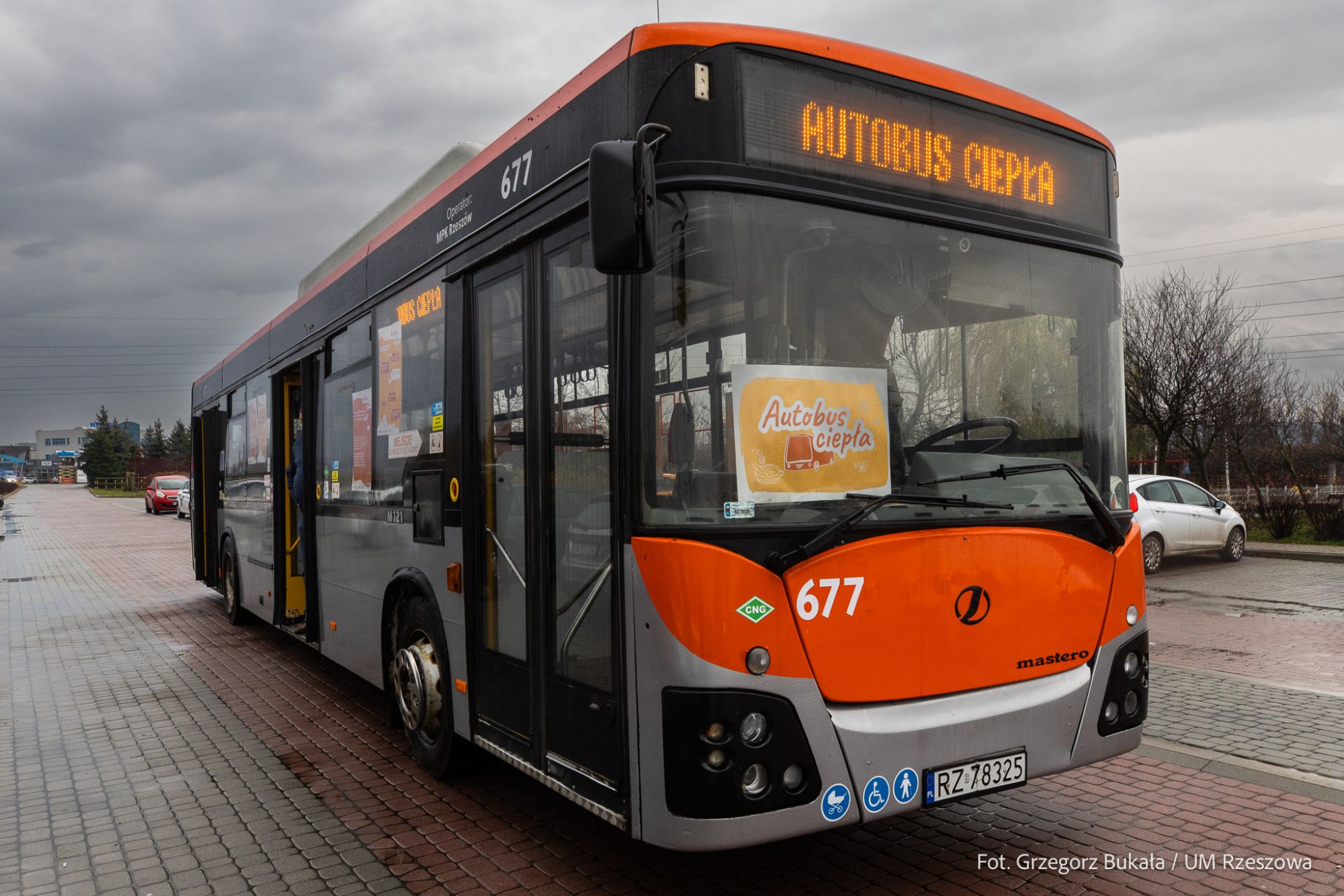 zdjęcie z akcji autobus ciepła w Rzeszowie, fot. Grzegorz Bukała, Urząd Miasta Rzeszowa